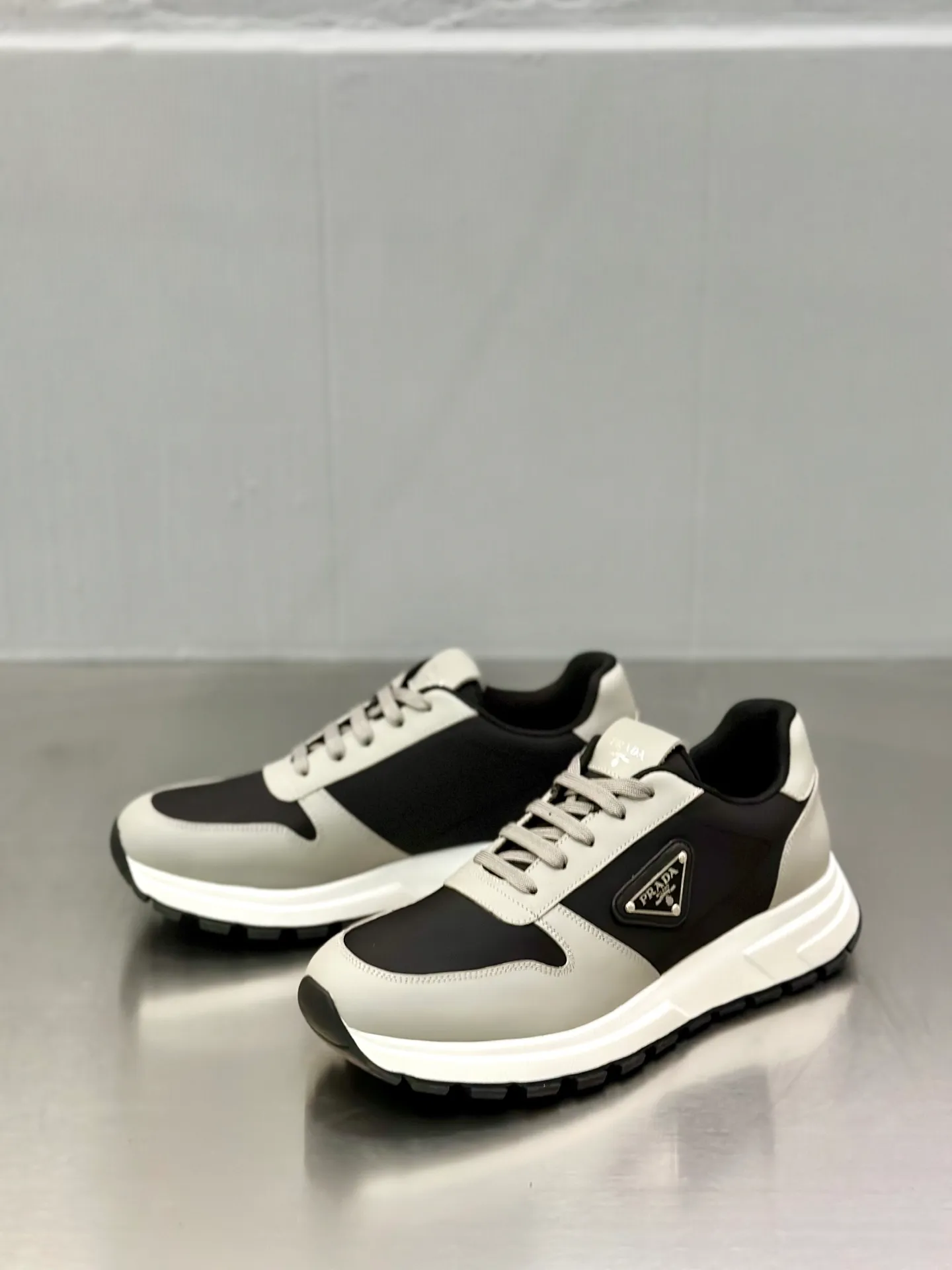 💰740 Prada/Prada men's new mesh stitching sneakers. This sneaker presents a modern version, reinterpreting the brand's archive style with clean lines and smooth details. The shoes are made of calf leather and technical fabric, with a triangular metal logo on the outside, bright TPU decoration on the heel, and a longer and padded inner heel design for a more comfortable fit. The tongue is decorated with a silk-screen logo, and is paired with a hollow rubber sole on the heel. The full cowhide lining comes standard with logo cowhide foot pads, making the upper foot taller, more comfortable, and versatile! Comes with full original packaging! Size: 39-40-41-42-43-44 standard leather shoe size (45 can be customized and does not support returns)